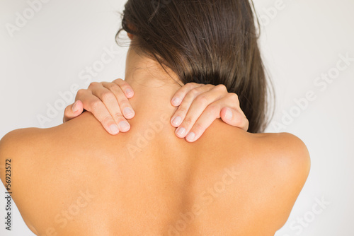 Frau mit Schmerzen im oberen Rücken und im Nacken