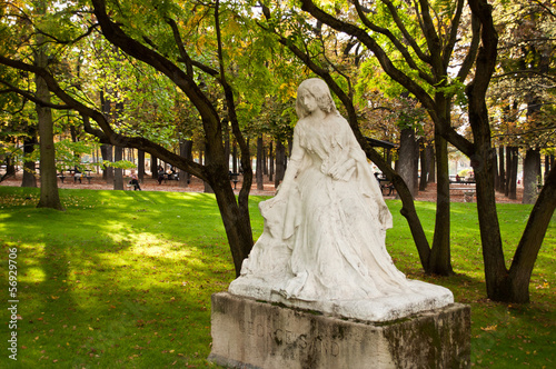 Statue de Georges Sand jardin du Luxembourg à Paris photo