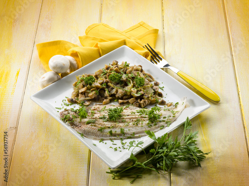 Foto sole fish with sauteed mushroom