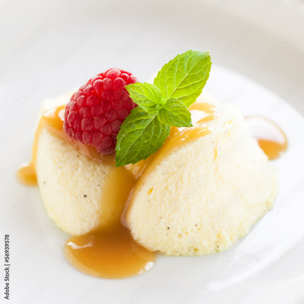 vanillemousse mit himbeeren und karamellsoße Stock-Foto | Adobe Stock