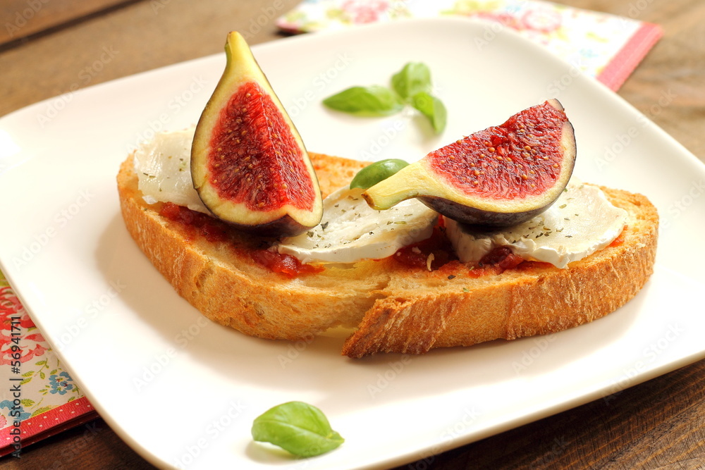 Bruschetta with figs, goat cheese and caramelized tomatoes
