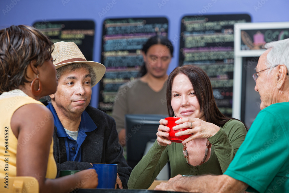 Obraz premium Glad Woman with Friends in Cafe