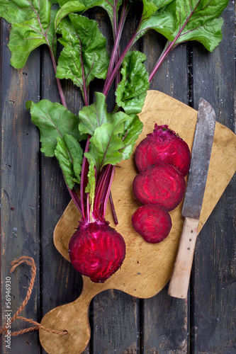 rote Bete auf Holzbrett