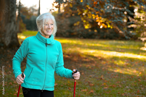 Aktive Seniorin hält sich fit
