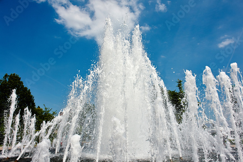 Принти на полотні Water jet in a city park fountain
