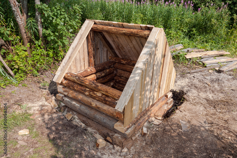 Obraz premium Construction of wooden water well in countryside