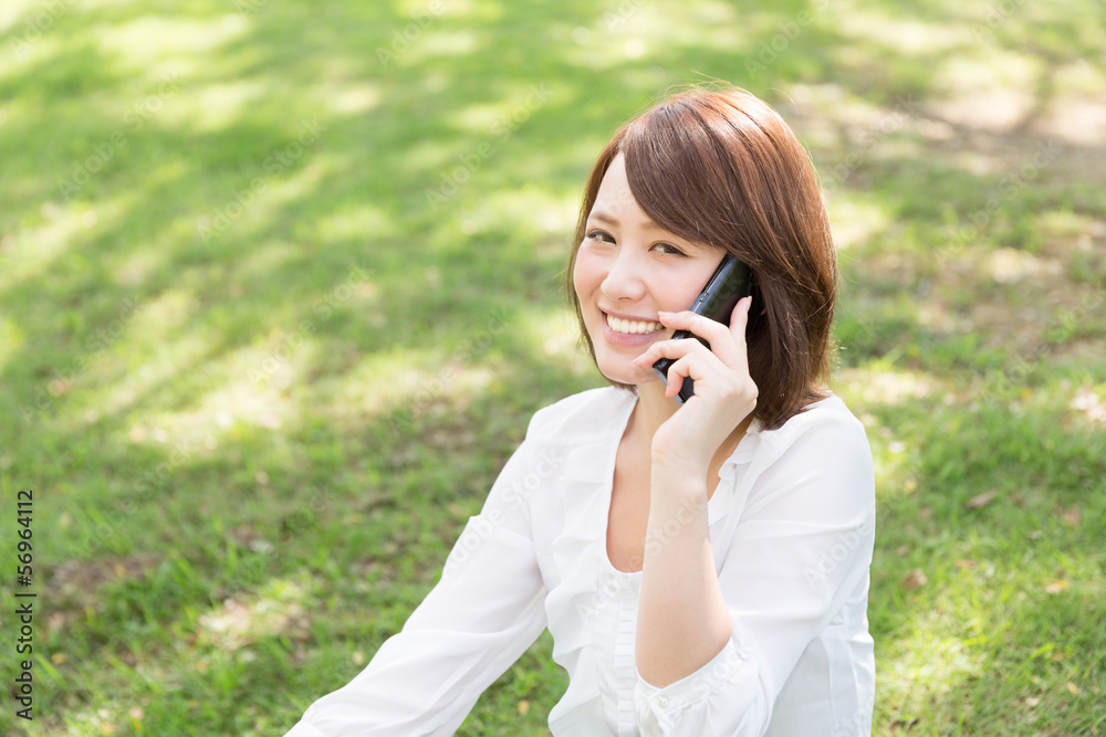 電話をする女性 ビジネス 電話をする女性 ビジネス