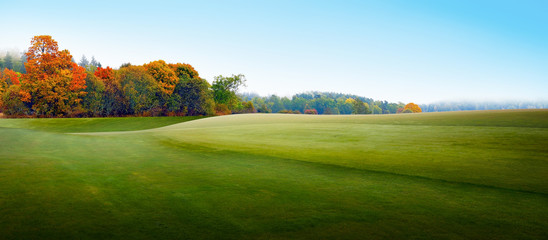 Fototapete Jahreszeiten Ländliche Landschaft im Herbstnebel  © Pink Badger