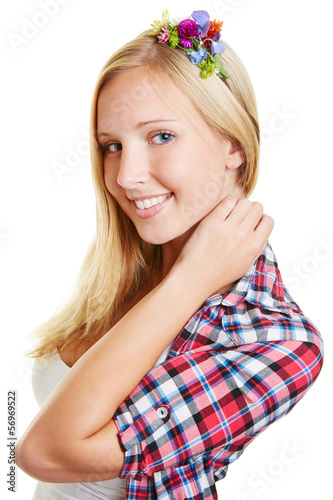 Blonde Frau mit Blumen im Haar