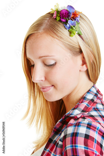 Blonde Frau mit Blumenschmuck im Haar