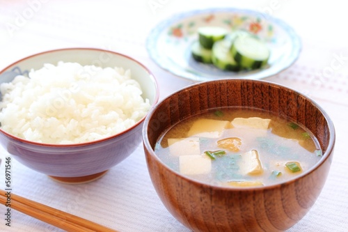 豆腐と油揚げの味噌汁の朝食