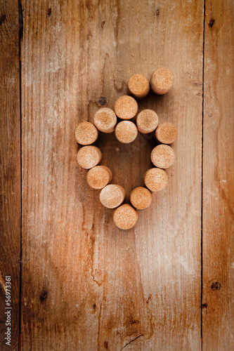 Weintraube aus Korken auf Holzwand