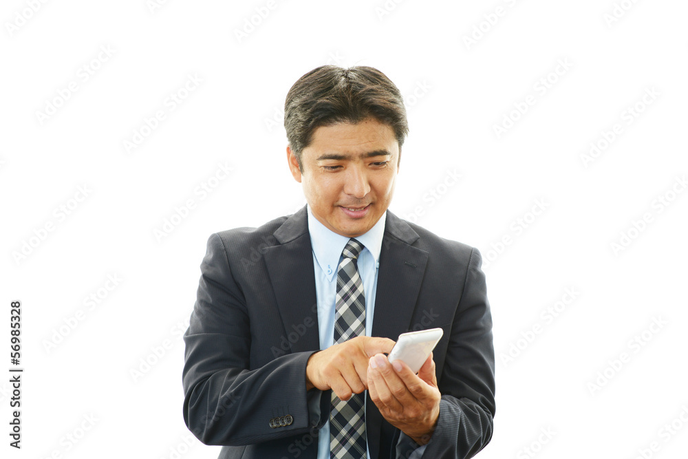 通話中の笑顔のビジネスマン