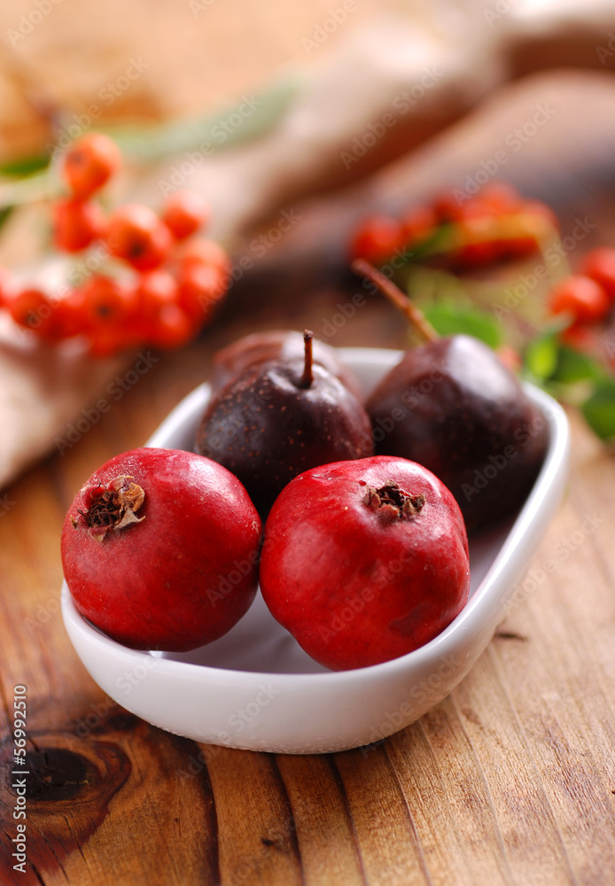 frutti di azzeruolo nella ciotola bianca frutti di azzeruolo nella ciotola bianca