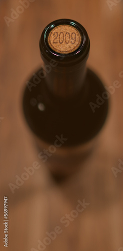 Butelka z winem i datą produkcji na korku