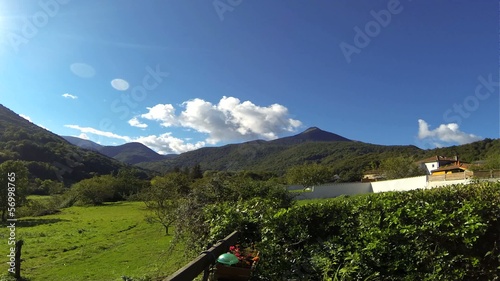 Timelapse dans les Pyrénées, nuages sur le mont Cagire, en Haute-Garonne, en Occitanie, France photo