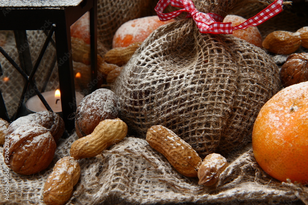 Obraz premium Weihnachtsmotiv, Laterne, Nüsse, Jutesack