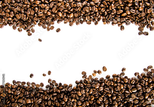 Kaffeebohnen vor wei  em Hintergrund