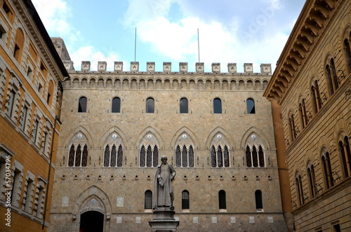 Pomnik Sallustio Bandini na placu Salimbeni w Sienie, Włochy