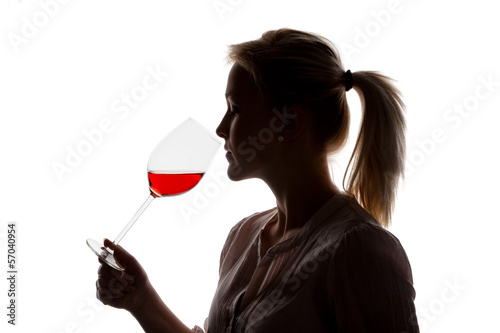 Frau mit Rotwein im Weinglas