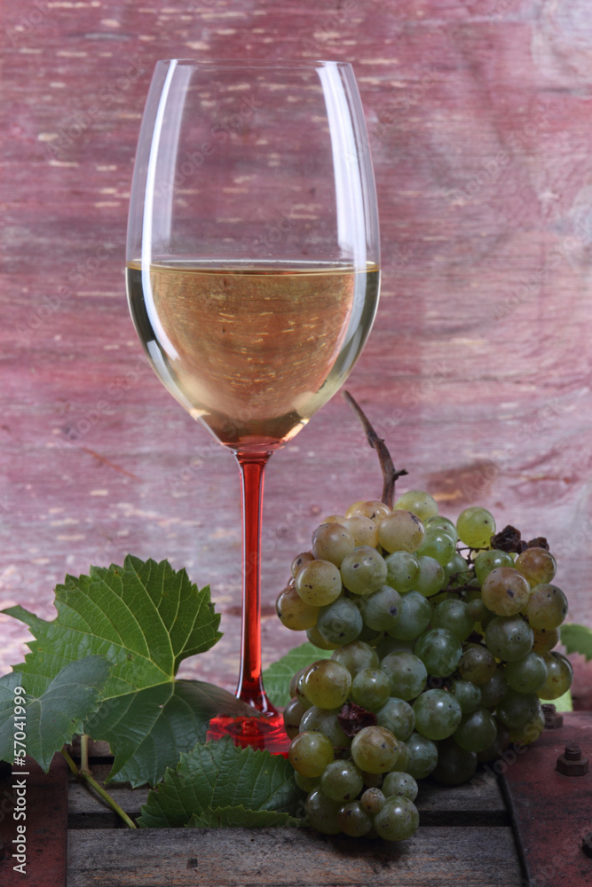bicchiere di vino bianco con uva su tino