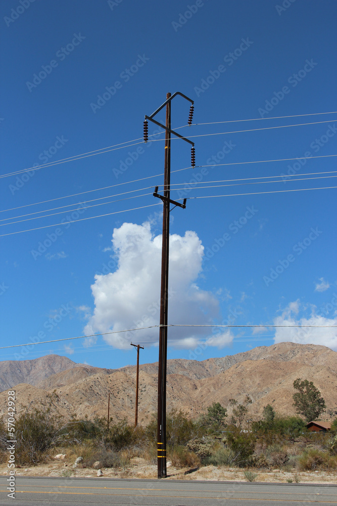 Palo della corrente elettrica nel deserto