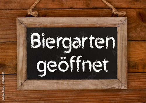 Biergarten geöffnet Schild