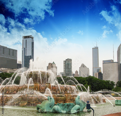 Платно Fountain and Skyscrapers of Chicago - Illinois - USA