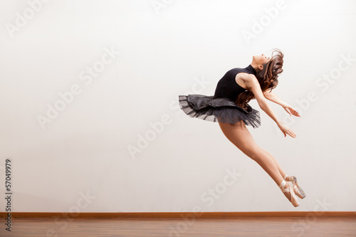 Fototapeta Naklejka Na Ścianę i Meble -  Gorgeous ballerina during a jump