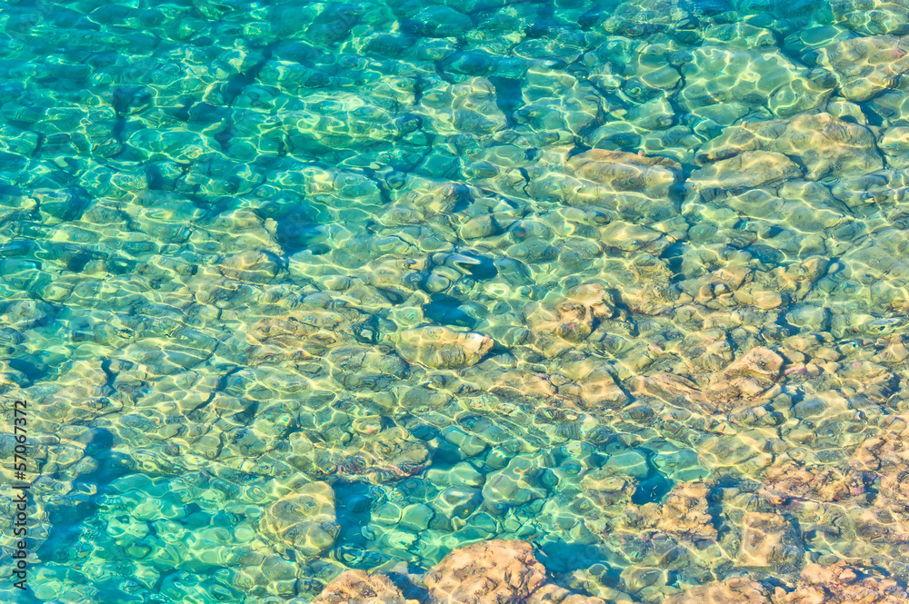 Obraz premium crystal clear waters and rocky bottom