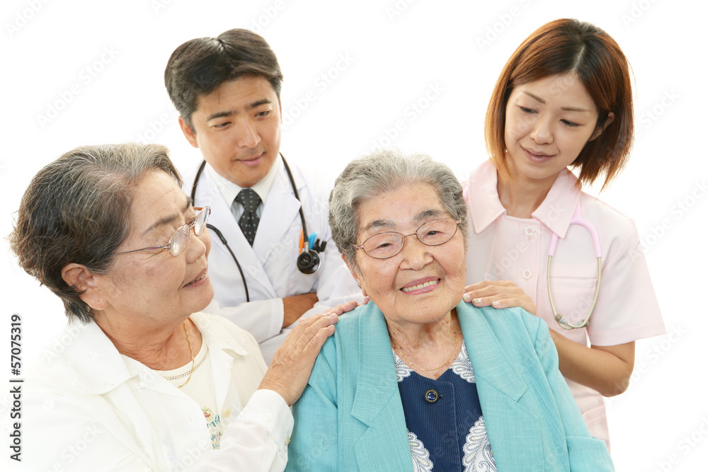 Fototapeta premium 笑顔の高齢者と医療スタッフ