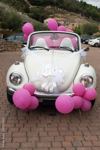 Hochzeitsauto Oldtimer weiß mit pink farbenen Ballons
