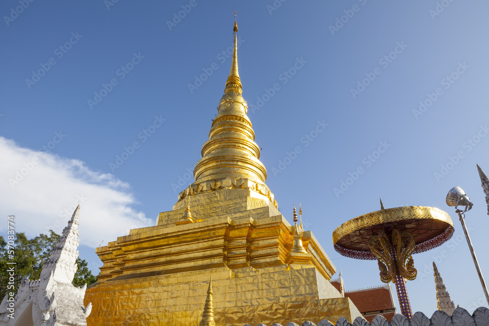 Fototapeta premium Golden Pagoda in Wat Phra That Chae Haeng Temple, Nan province
