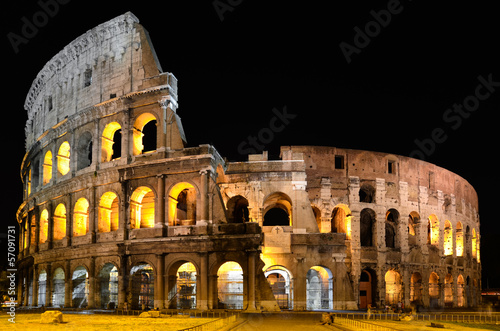Colosseo a Roma di notte photo