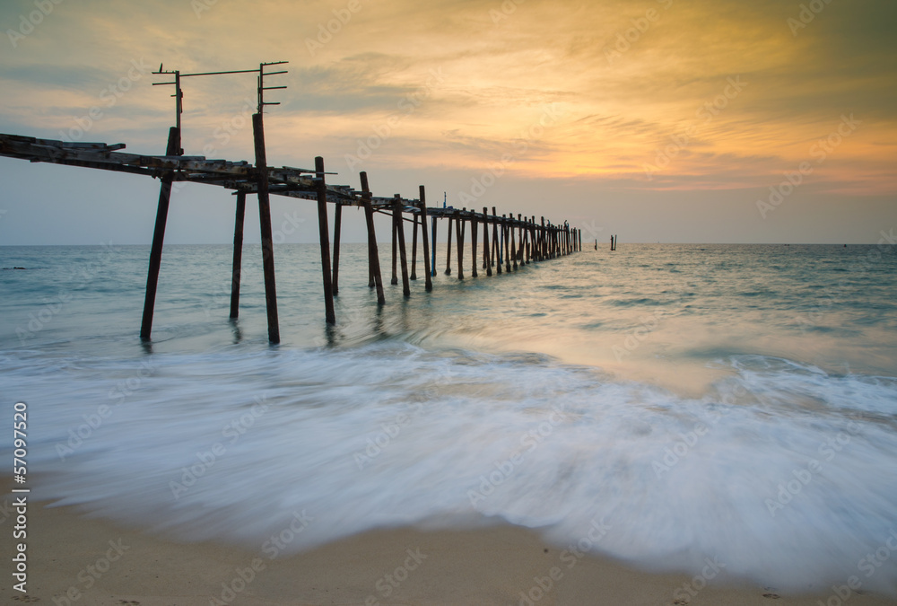 Obraz premium sunset with wooden fisherman bridge, andaman Thailand