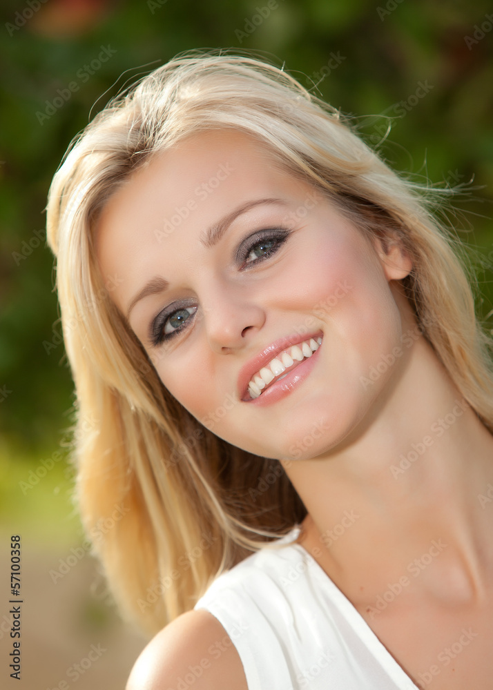 Naklejka premium Blonde Frau auf Obstwiese