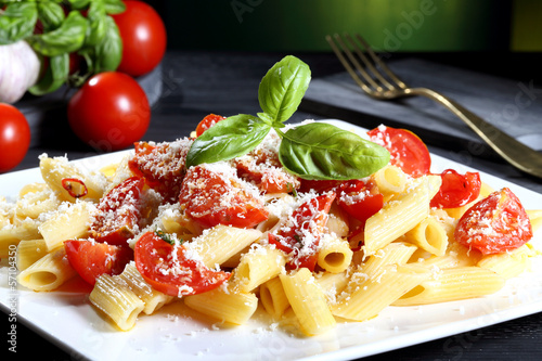 pasta vegetariana penne al pomodoro sfondo verde