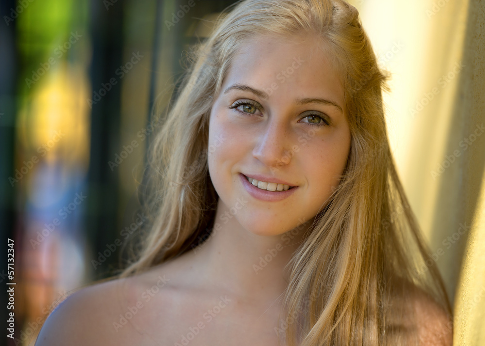 Obraz premium Close-up of a young woman smiling on the beach