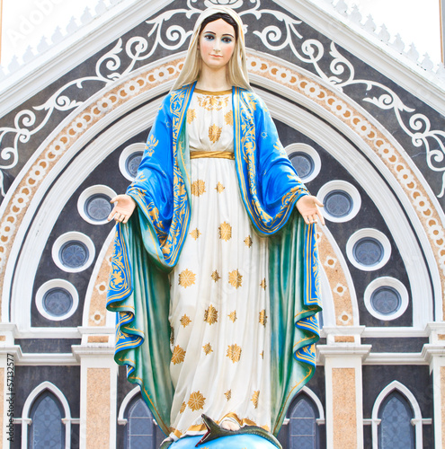 Foto Virgin Mary statue in Roman Catholic church