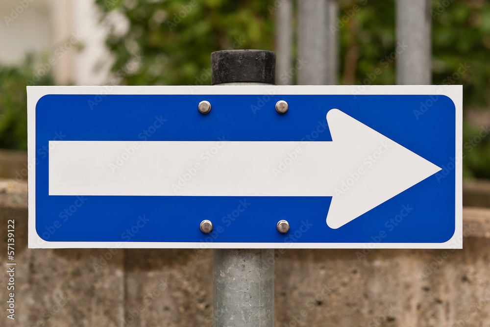 Blaues Schild mit weissem Pfeil nach rechts StockFoto Adobe Stock