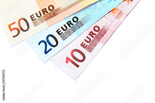 Billets euro étalés détourés sur fond blanc