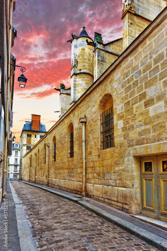 Fototapeta Naklejka Na Ścianę i Meble -  Medieval streets of Paris.France.