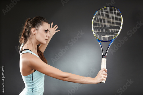 Fotografia Female tennis player preparing to execute a backhand volley