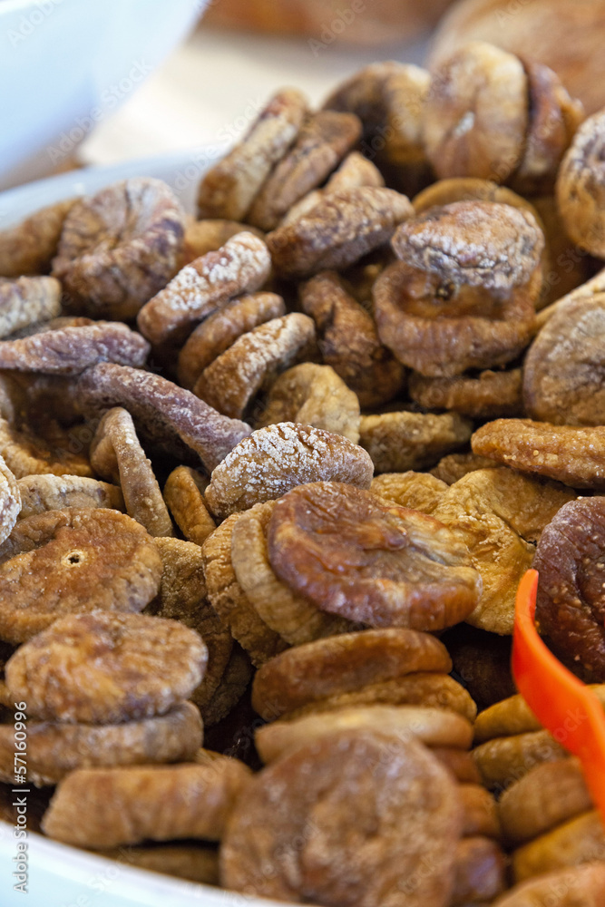 Obraz premium A lot of dried figs in a supermarket.
