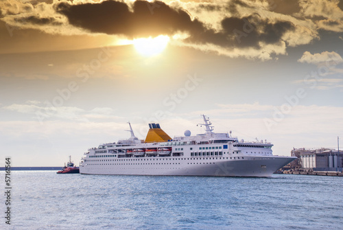 Fototapeta Naklejka Na Ścianę i Meble -  The cruise ship in the harbor