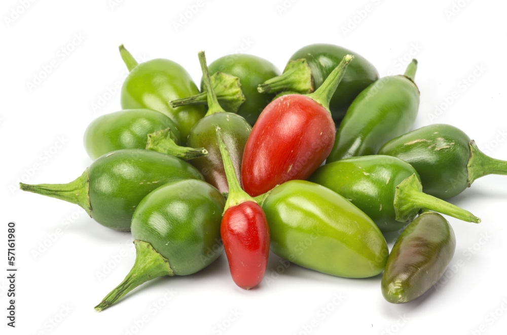 Rote und grüne chilis vor weißem Hitnergrund Rote und grüne chilis vor weißem Hitnergrund