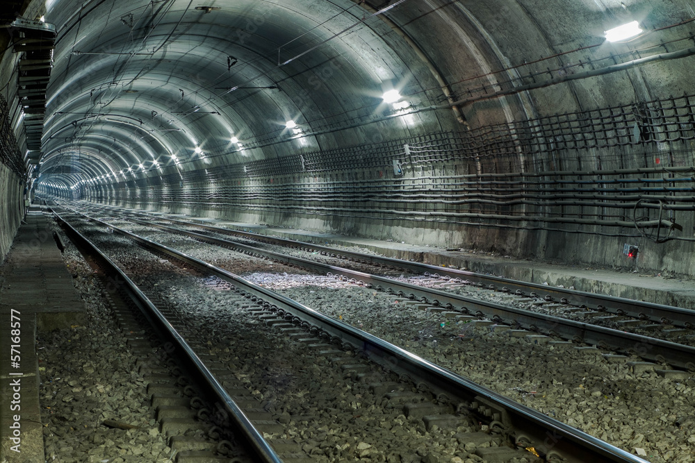 Obraz premium Pusty tunel metra