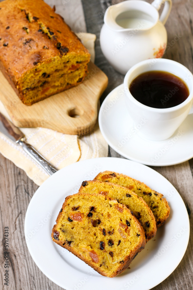 Apricot, almond and chocolate pumpkin cake Apricot, almond and chocolate pumpkin cake