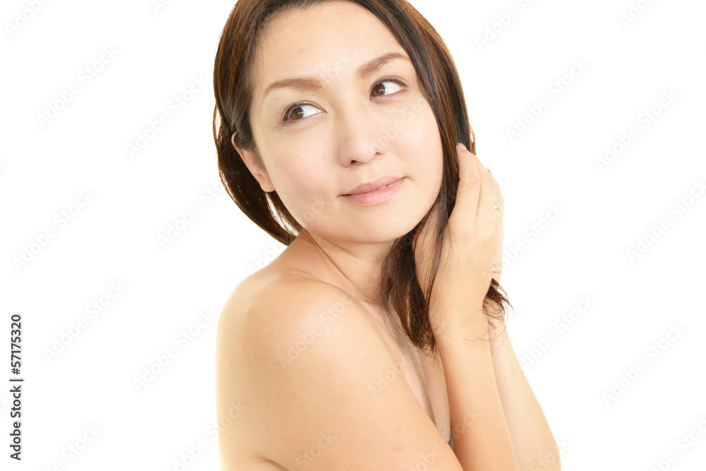 ヘアケアをする女性 ヘアケアをする女性
