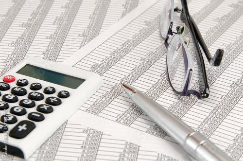 会計書類 電卓 ボールペン 眼鏡